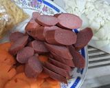 Foto langkah ke 1 dari resep 67. Sop makaroni sosis (SoMaSi).