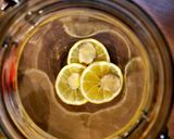 Foto langkah ke 2 dari resep 꿀 레몬 생강 차 Honey Lemon Ginger Tea.