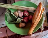 Foto langkah ke 2 dari resep Sup ayam jagung kemangi kuah kuning.