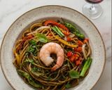 Makaron Yakisoba z warzywami i krewetkami krok przepisu 9 zdjęcie