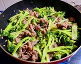 Hình bước làm 4 của món Lơ xanh(bông cải xanh) xào thịt bò