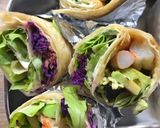Foto del passaggio 6 della ricetta Wrap con avocado, gamberi e cavolo cappuccio