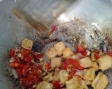 A picture of step 2 of Tumis tauge.