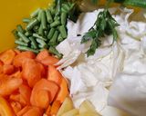 Foto langkah ke 2 dari resep Sayur sop sosis simple.