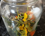 Foto del paso 1 de la receta: Infusión de flores de caléndula y manzanilla frescas