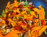 A picture of step 4 of Veggie stirfry with oystermushrooms.