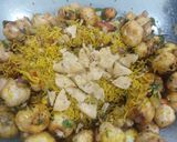 A picture of step 3 of Chatpata kurkure makhana ki chaat.