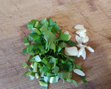Foto del paso 1 de la receta: Arroz desglazado con cilantro cimarrón y ajo