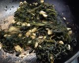 รูปขั้นตอนการทำที่ 2 ของ ผัดใบปอ (Fried Jute Leaves)