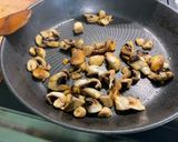 Une image de l'étape 4 de Couronne aux champignons, épinards, tomate et parmesan.