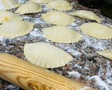 Foto del paso 2 de la receta: Empanadillas cochinilla 🐷 🍀🍀🍀