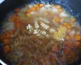 Foto langkah ke 4 dari resep Sup Makaroni Sosis.