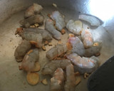 Foto del paso 3 de la receta: Merluza al horno, con patatas y langostinos