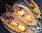 Foto langkah ke 2 dari resep Ikan Salem bakar bumbu kuning.