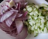 Foto del paso 3 de la receta: Ensalada🥗de duraznos🍑, pepino y cebolla morada🧅🍑🥙