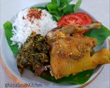A picture of step 5 of Ayam betutu (spicy grilled chicken).