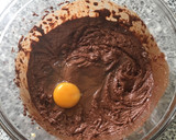 Foto del paso 5 de la receta: Pastel de chocolate envuelto en gelatina de fresas
