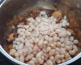 Foto del paso 6 de la receta: Alubias "La cena del cura" con pulpo