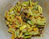Foto langkah ke 3 dari resep Tumis Timun Krai Bumbu Kuning.