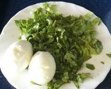 Foto del paso 3 de la receta: Ensalada de surimi (Krissia) con lechuga, huevo cocido y aceitunas