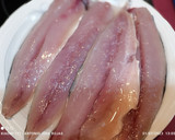 Foto del paso 3 de la receta: Caballa a la plancha con ensalada de pimientos del piquillo y espárragos verdes en conserva