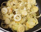 Une image de l'étape 1 de Soupe à l'oignon façon campagne.