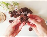 Foto langkah ke 7 dari resep KUE KERING BIJI KOPI | COFFEE BEAN COOKIES Isi Choco Chips.
