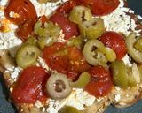 Foto del paso 4 de la receta: 🧄🍅🌿Bruschetta con ricota, olivas verdes y tomate cherry dorados a la sartén 🍅🌿🧄