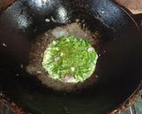 Foto langkah ke 4 dari resep Telur Dadar Daun Seledri.