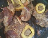 Foto del paso 5 de la receta: Ossobuco al ajillo de verdeos en colchón de verduras