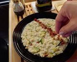 Foto del passaggio 4 della ricetta Risotto cremoso con speck croccante, zucchine e granella di nocciole 🍚
