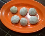 Foto langkah ke 4 dari resep Bola-bola pisang strawberry.