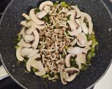 Foto del paso 5 de la receta Revuelto de espárragos, ajetes y setas. Carmen de Jaén