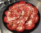 Une image de l'étape 4 de Salade de tomates cœur de bœuf,parmesan,fleurs et feuilles de basilic.