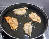 A picture of step 5 of Veg Fried Momos.