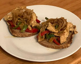 Foto del paso 7 de la receta: Tostas con pollo, cebolla y pimientos