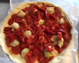 Une image de l'étape 5 de Pizza maison tomates anchois poivrons artichauts mozzarella di buffala et câpres italiennes.