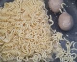 Foto langkah ke 1 dari resep Mie rebus komplit.