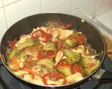 Foto del paso 3 de la receta: Verduras con pollo salteadas tipo shop suey