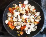 Foto del paso 3 de la receta: Arroz marinero con almejas y gambas