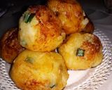Foto langkah ke 8 dari resep Bola bola kentang isi sambal tempe dan sosis.