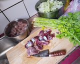 Foto langkah ke 2 dari resep Ampela ayam tumis tangkai seledri.