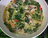 Foto langkah ke 3 dari resep Gulai santan kuning ikan tongkol daun singkong....