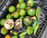 Foto del paso 1 de la receta: Salsa verde molcajeteada picante