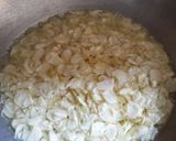 Foto langkah ke 2 dari resep Bawang Putih Goreng Renyah.