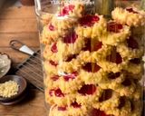 Gambar langkah 7 resipi Strawberry Thumbprint Cookies.