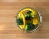 Foto del passaggio 1 della ricetta Broccoli e Peperoni in Vasocottura al Microonde