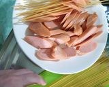 Hình bước làm 2 của món Xúc xích cuộn mì Ý cho bé