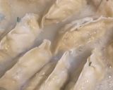 Foto del paso 6 de la receta: Gyoza (empanadas japonesas de cerdo al vapor)
