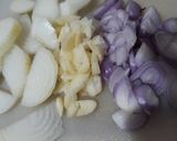 Foto langkah ke 2 dari resep Tumis Sosis Saus Tiram.